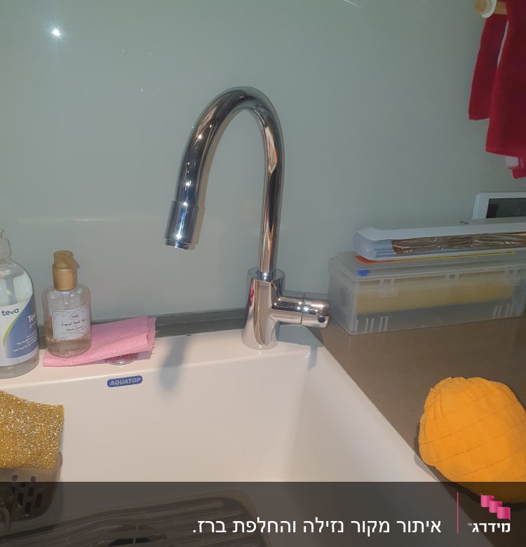 ברז נירוסטה מעל כיור מטבח לבן